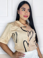 Camisa manga corta estampado corazones
