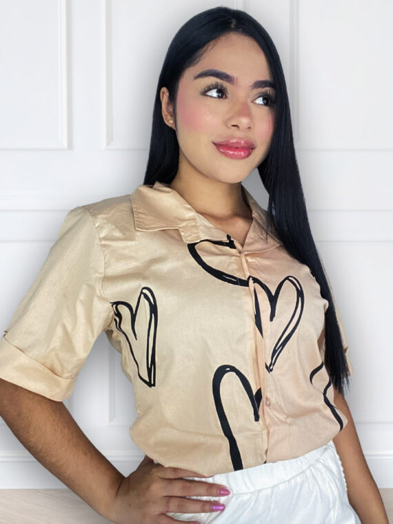 Camisa manga corta estampado corazones