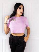 Camiseta Silueta Corta Aplique de Corazones